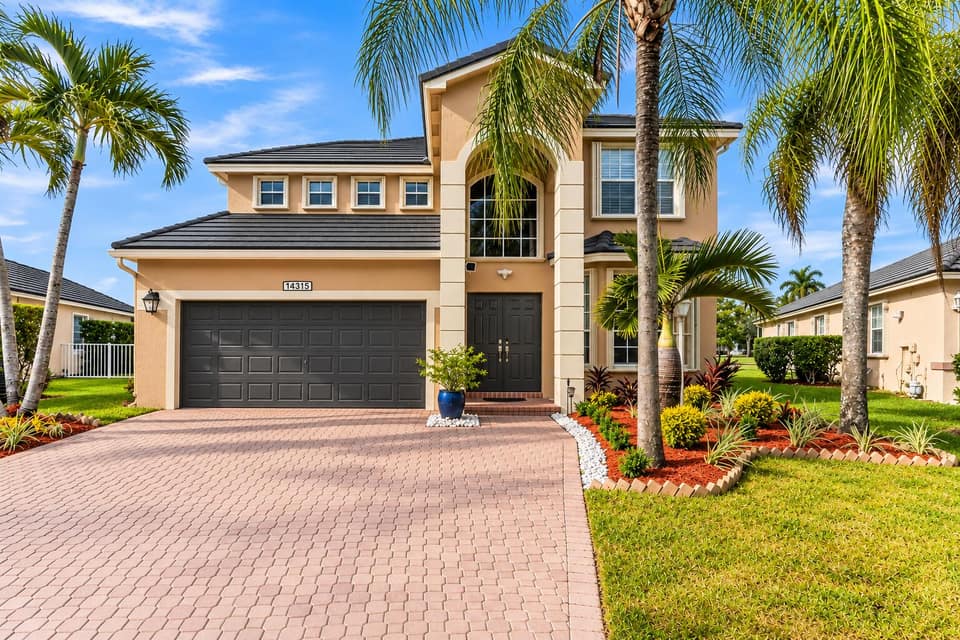 Listing photo of a home for sale in Pembroke Pines, Florida